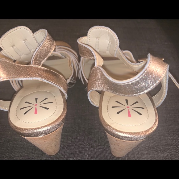 EUC ‼️Isaac Mizrahi Gold Fisherman Leather Wedge - Picture 6 of 6